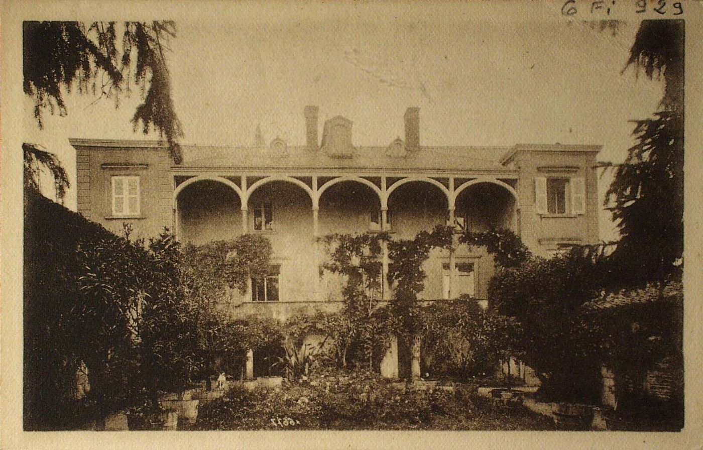 Chânes - Les Grandes-Vignes. Façade sur la cour.