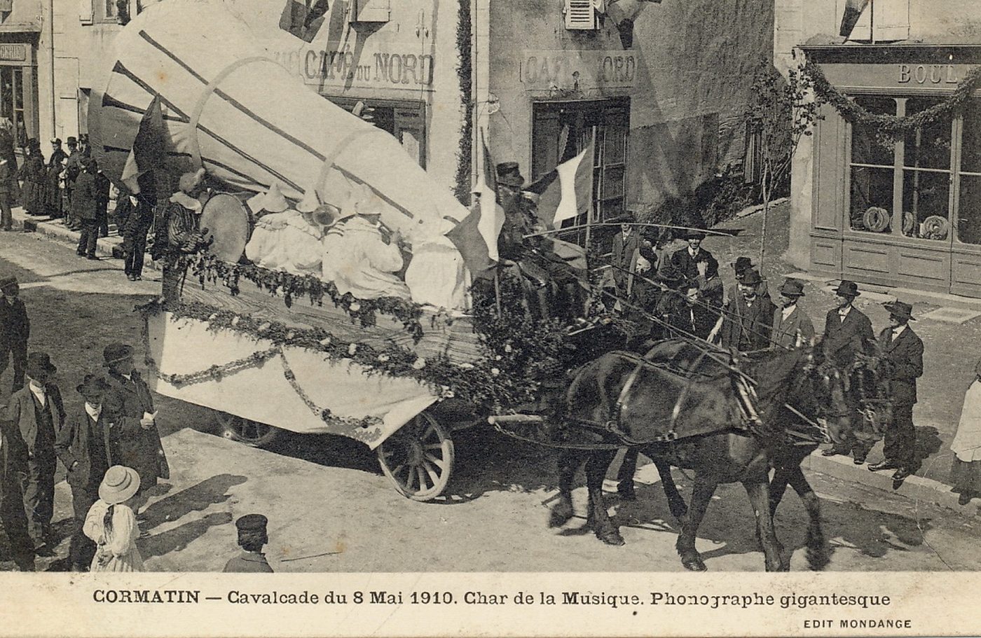 Cormatin. Cavalcade du 8 mai 1910. Char de la musique. Phonographe gigantesque.
