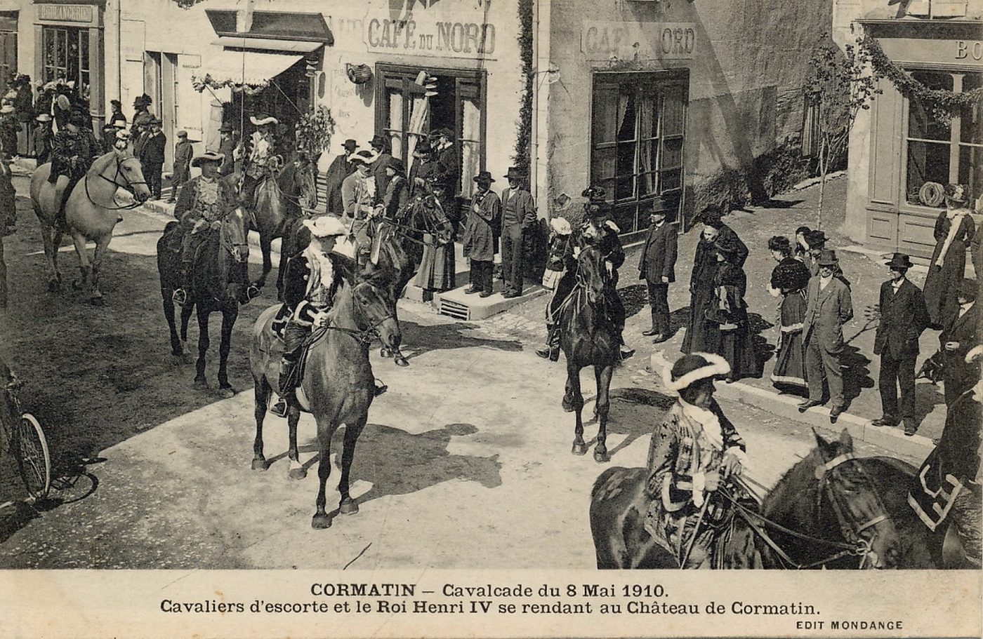 Cormatin. Cavalcade du 8 mai 1910. Cavaliers d'escorte et le roi Henri IV se rendant au château de Cormatin.