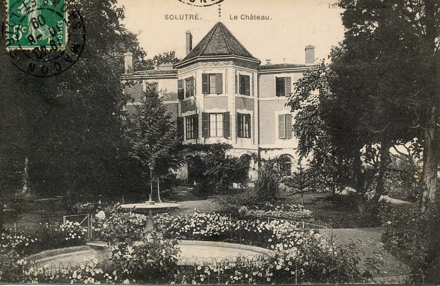 Solutré. Le château.
