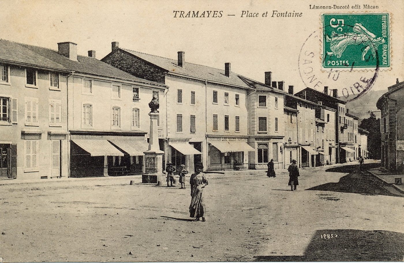 Tramayes. Place et fontaine.