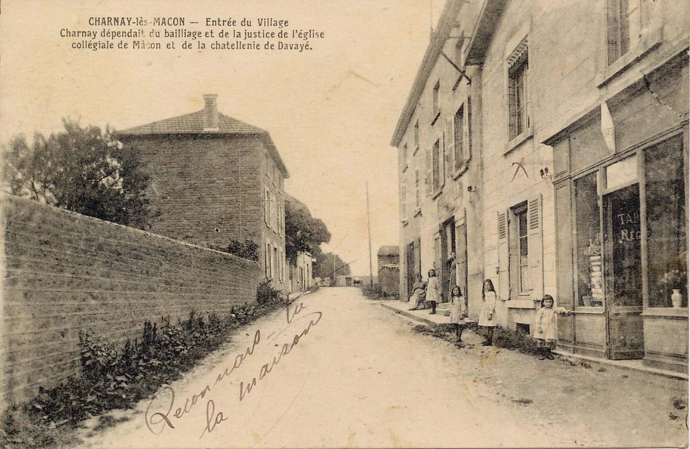 Charnay-lès-Mâcon. Entrée du village. Charnay dépendait du bailliage et de la justice de l'église collégiale de Mâcon et de la châtellenie de Davayé.