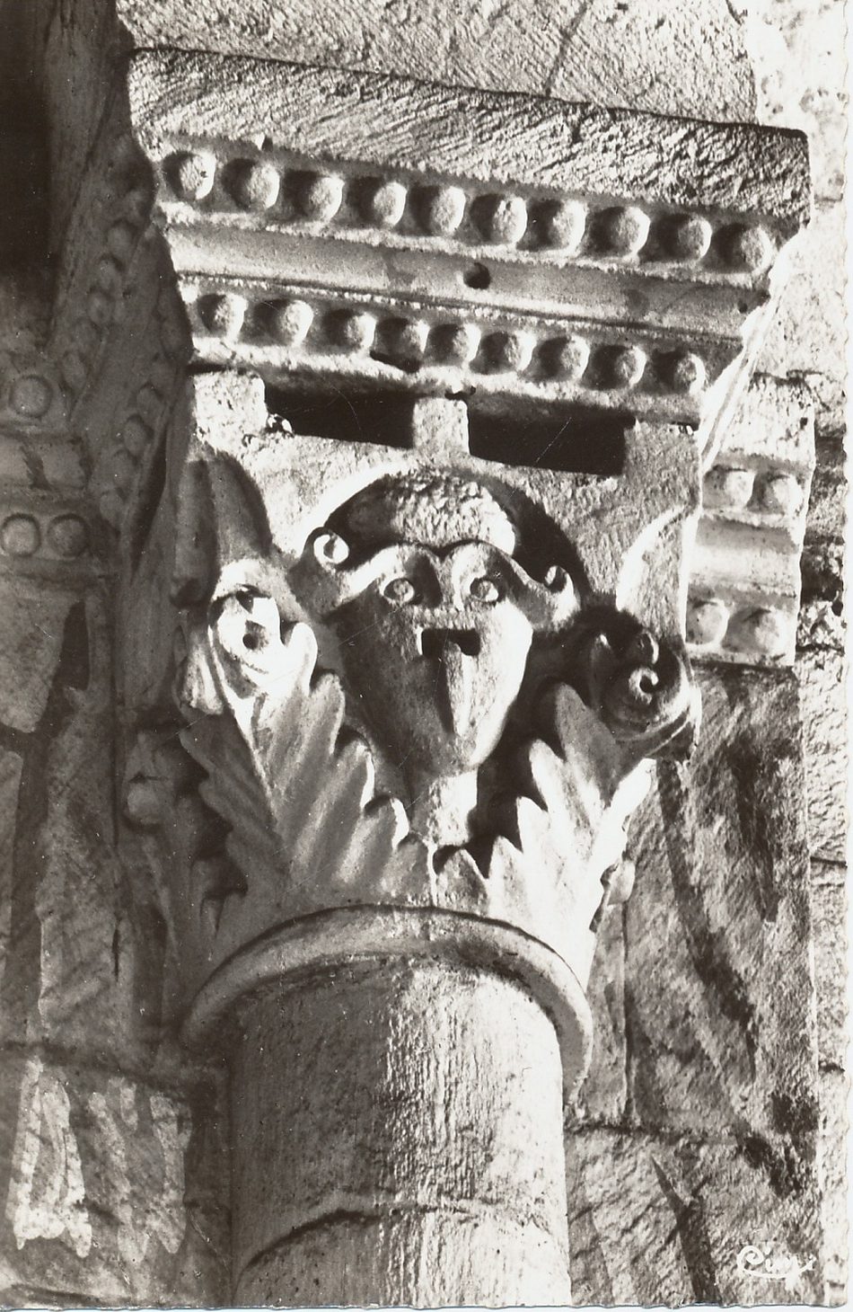 Varenne-l'Arconce. Eglise romane. Détails des chapiteaux. Masques et feuilles d'acanthes.