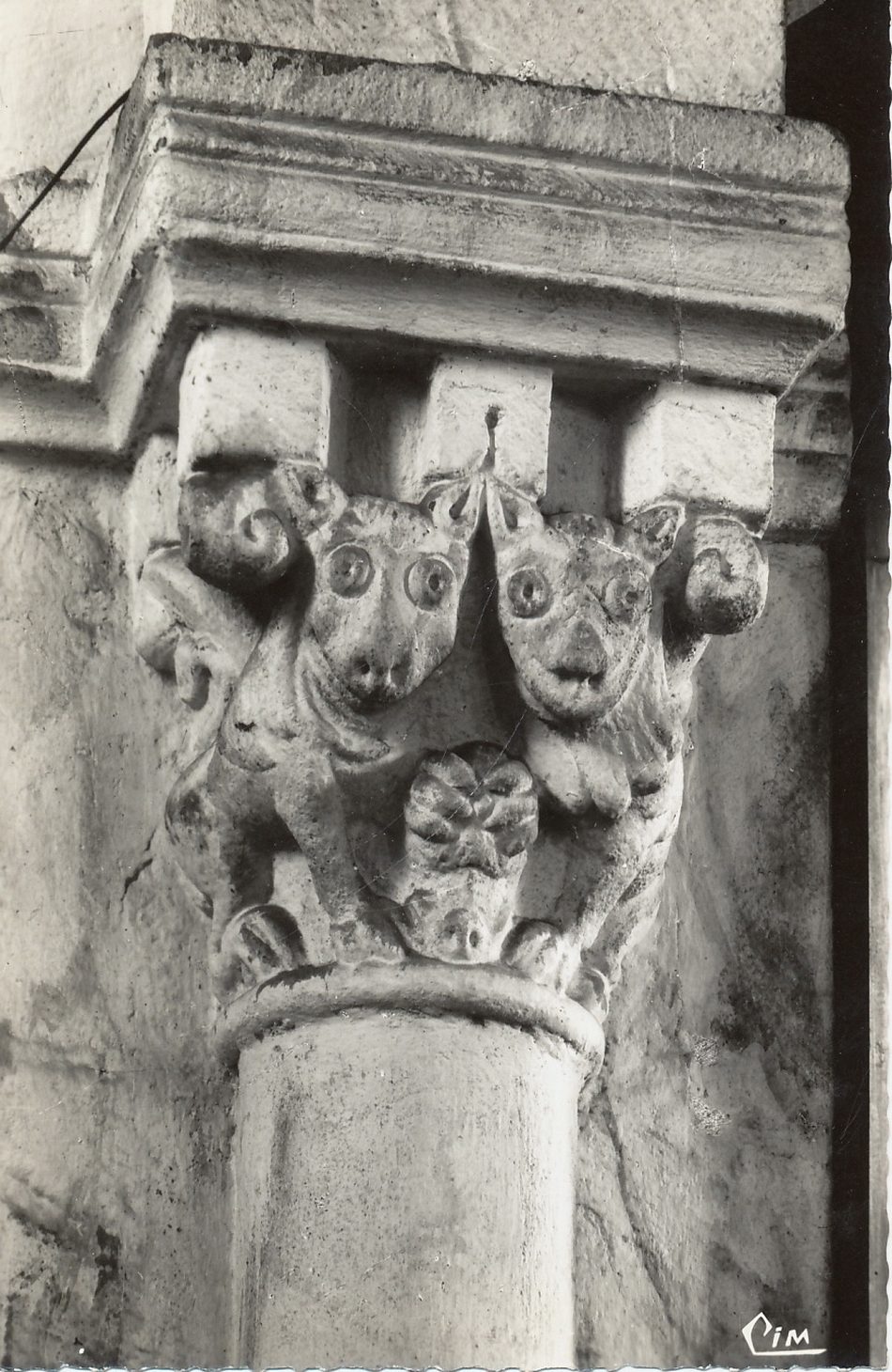 Varenne-l'Arconce. Eglise romane. Détails des chapiteaux : les lions.