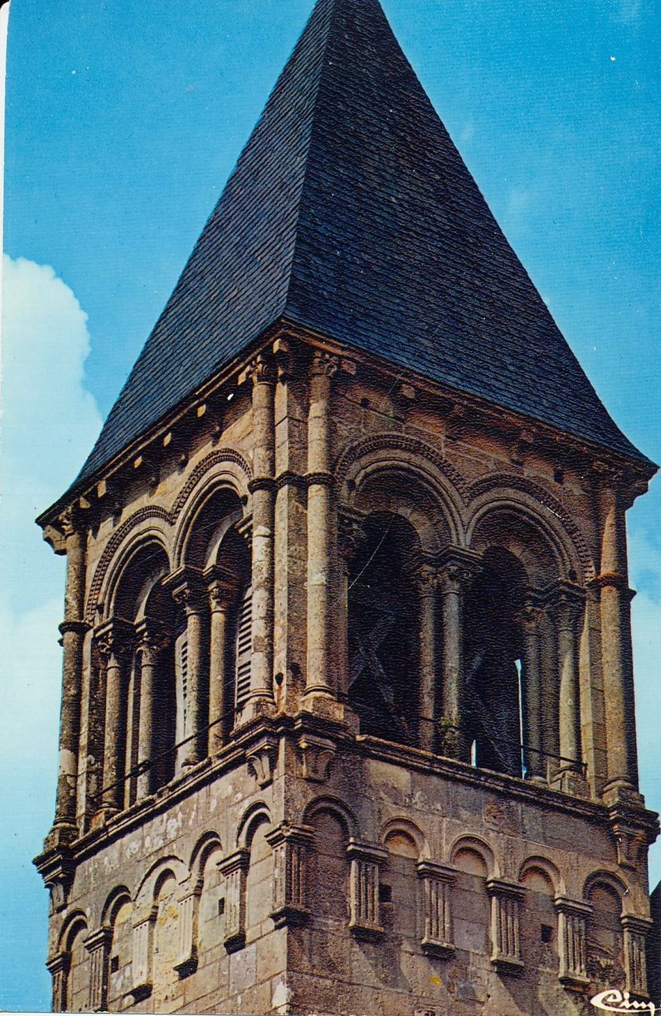 Saint-Julien-de-Jonzy. Clocher carré, un des meilleurs type des clochers bourguignons (antérieur au milieu du XIIe s.).