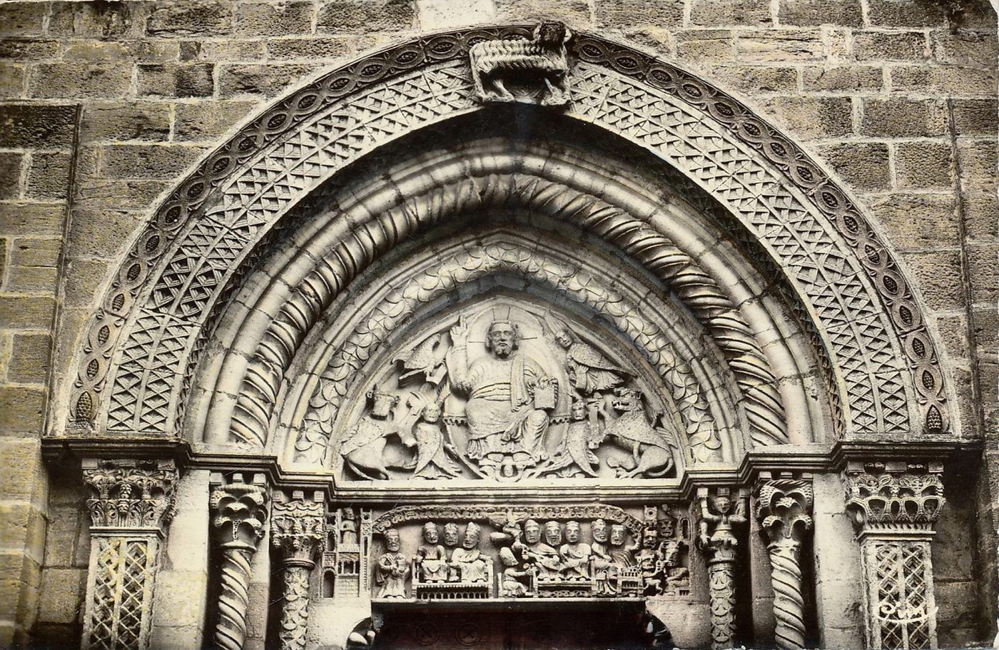Semur-en-Brionnais. Le tympan de l'église.