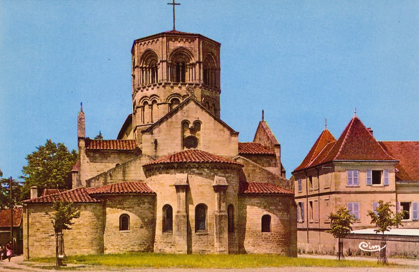 Semur-en-Brionnais. Chevet dont l'effet pyramidal retient l'attention. L'étage ajouré du cloché ne date que du XIIIe s.
