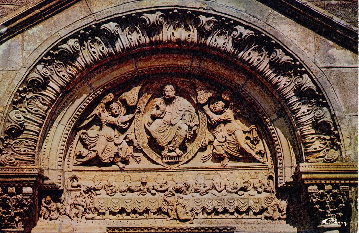 Saint-Julien-de-Jonzy. Tympan pris dans le même bloc de pierre représentant un christ en gloire, entouré de deux anges. Linteau figurant la cène, où toutes les têtes sont martelées. Grande ressemblance avec celui de Charlieu.