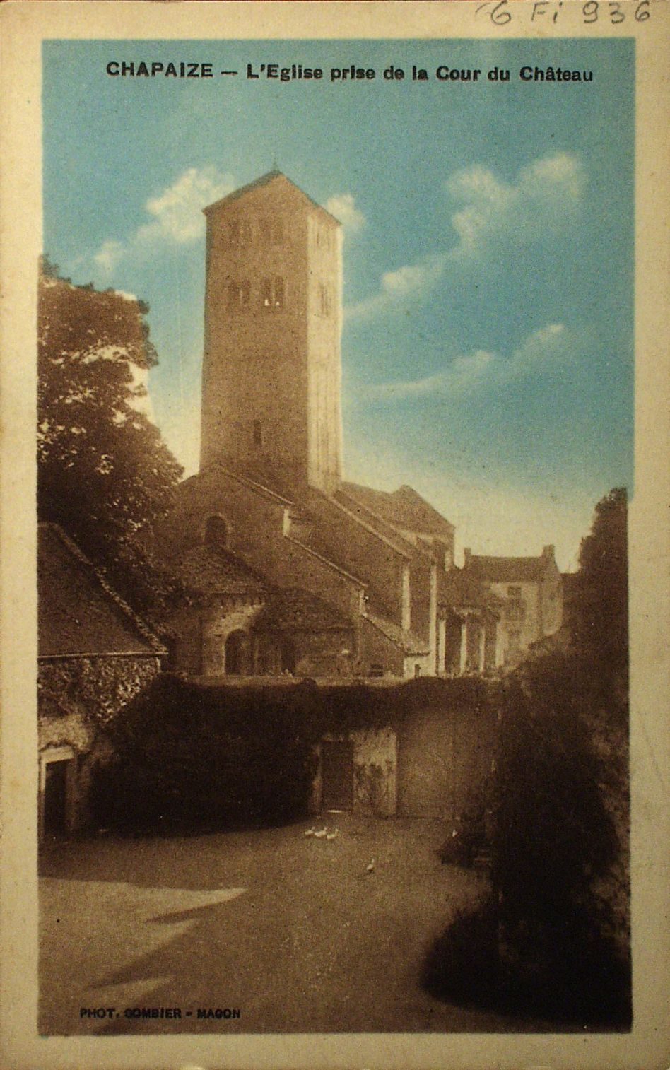Chapaize. L'église prise de la cour du château.