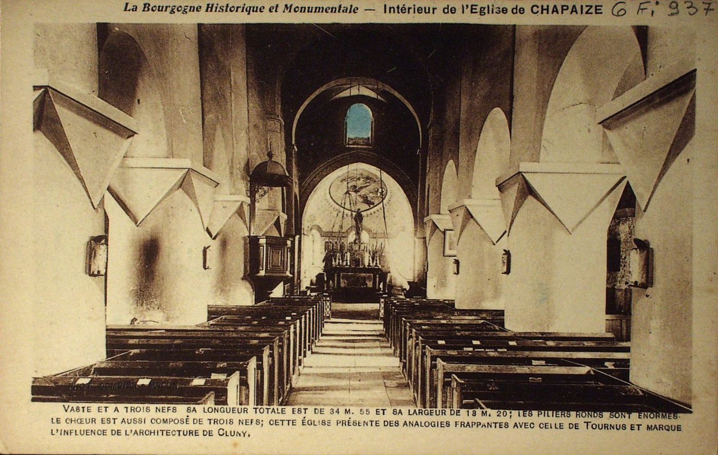 La Bourgogne historique et monumentale. Intérieur de l'église de Chapaize. Vaste et à trois nefs sa longueur totale est de 34 m 55 et sa largeur de 18 m 20 ; les piliers ronds sont énormes ; le choeur est aussi composé de trois nefs ; cette église présente des analogies frappantes avec celle de Tournus et marque l'influence de l'architecture de Cluny.