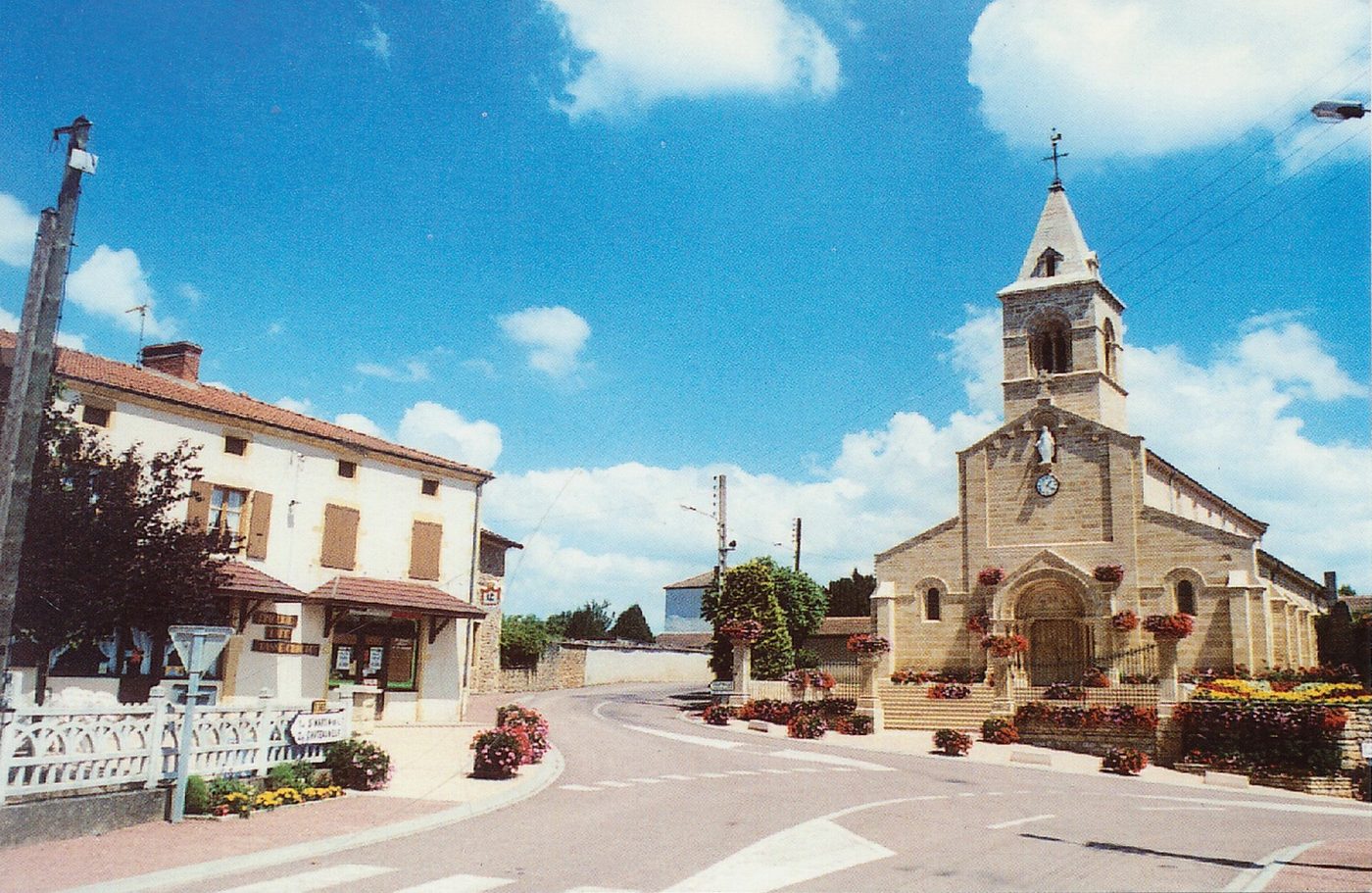 Tancon. Eglise et multi-commerces.