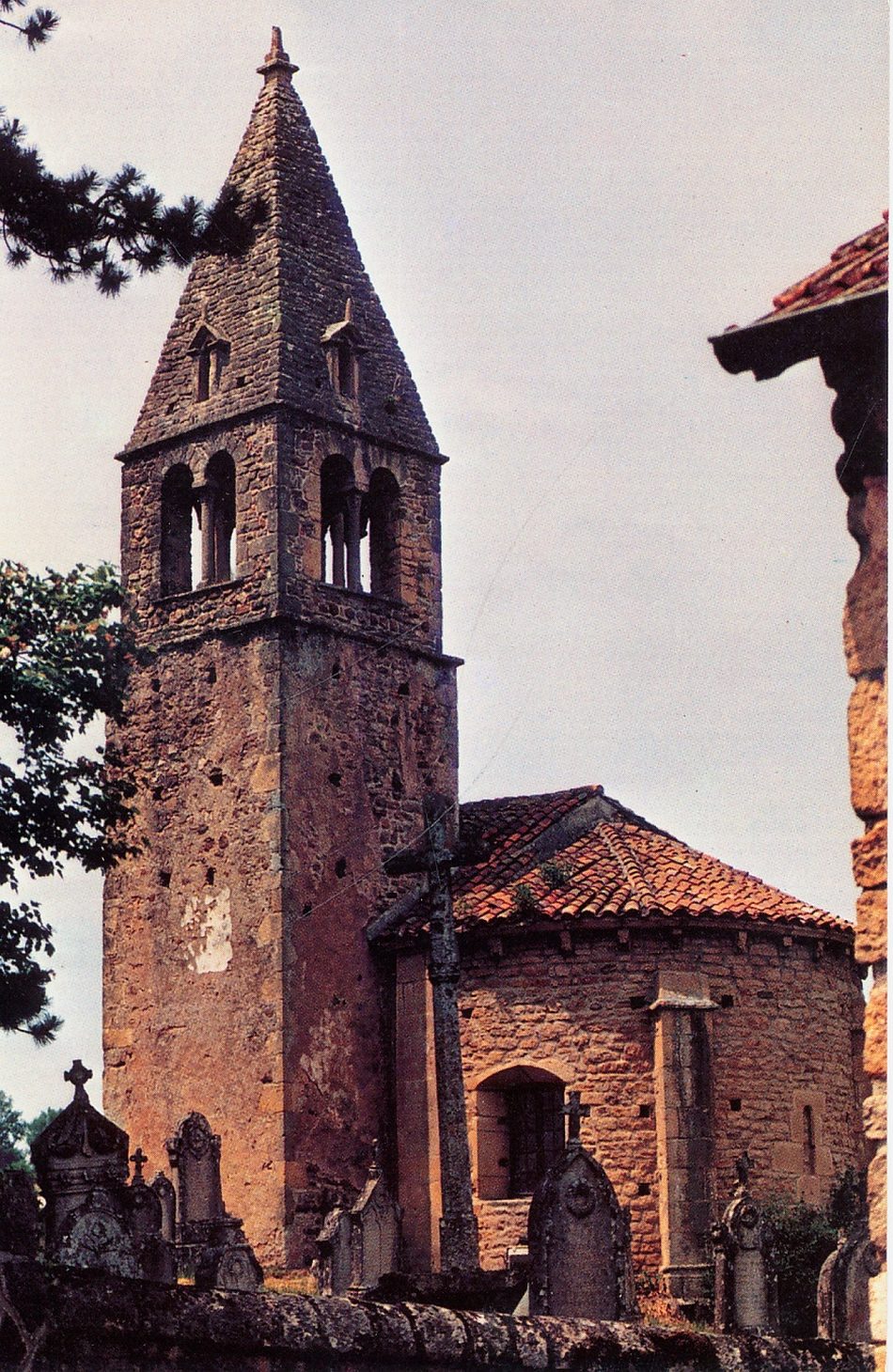 Saint-Maurice-lès-Châteauneuf. L'église romane du XIIe siècle, classée monument historique.