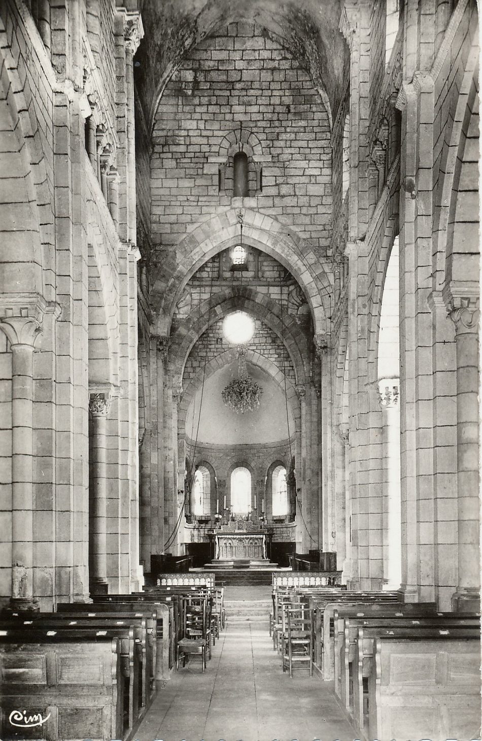 Semur-en-Brionnais. Intérieur de l'église du XIIe s.