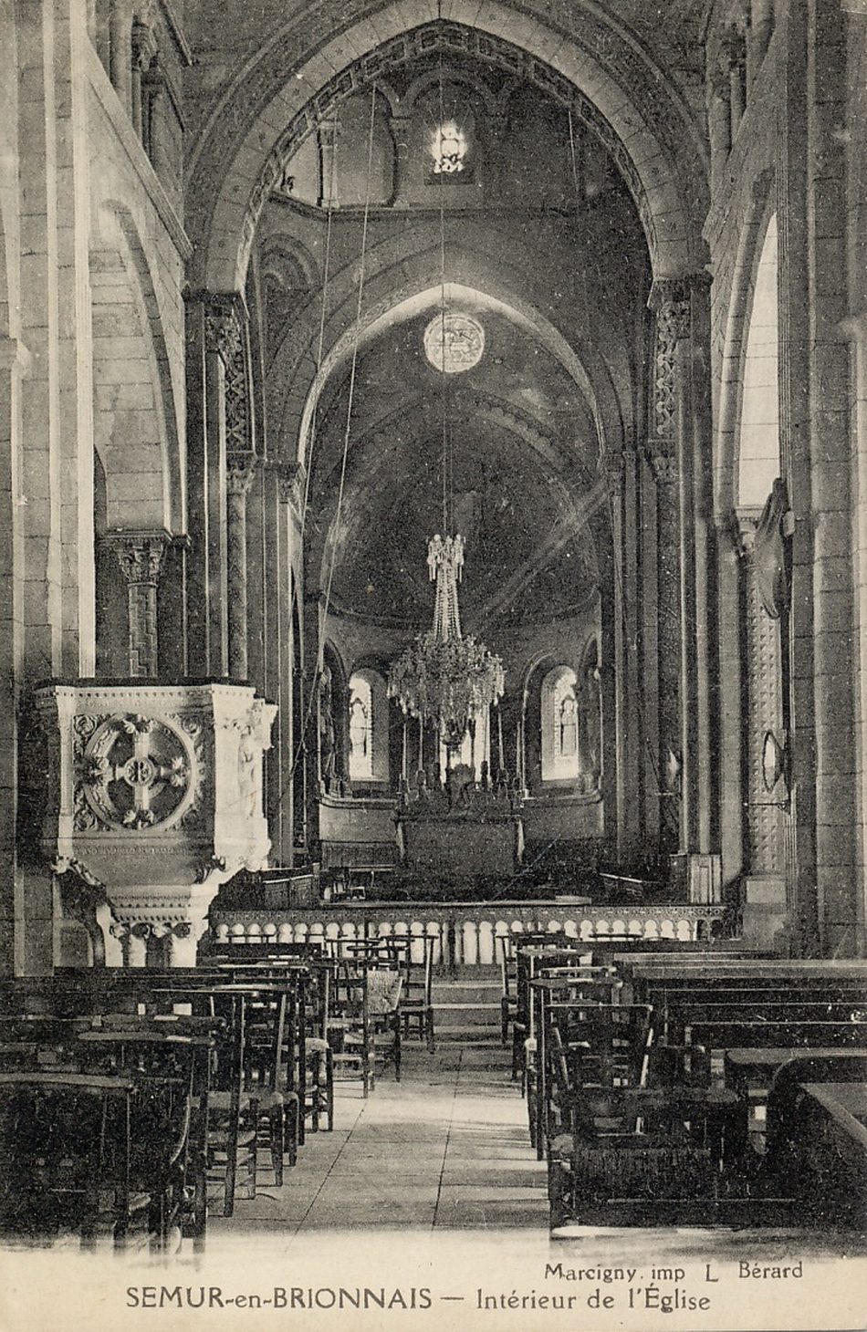 Semur-en-Brionnais. Intérieur de l'église.