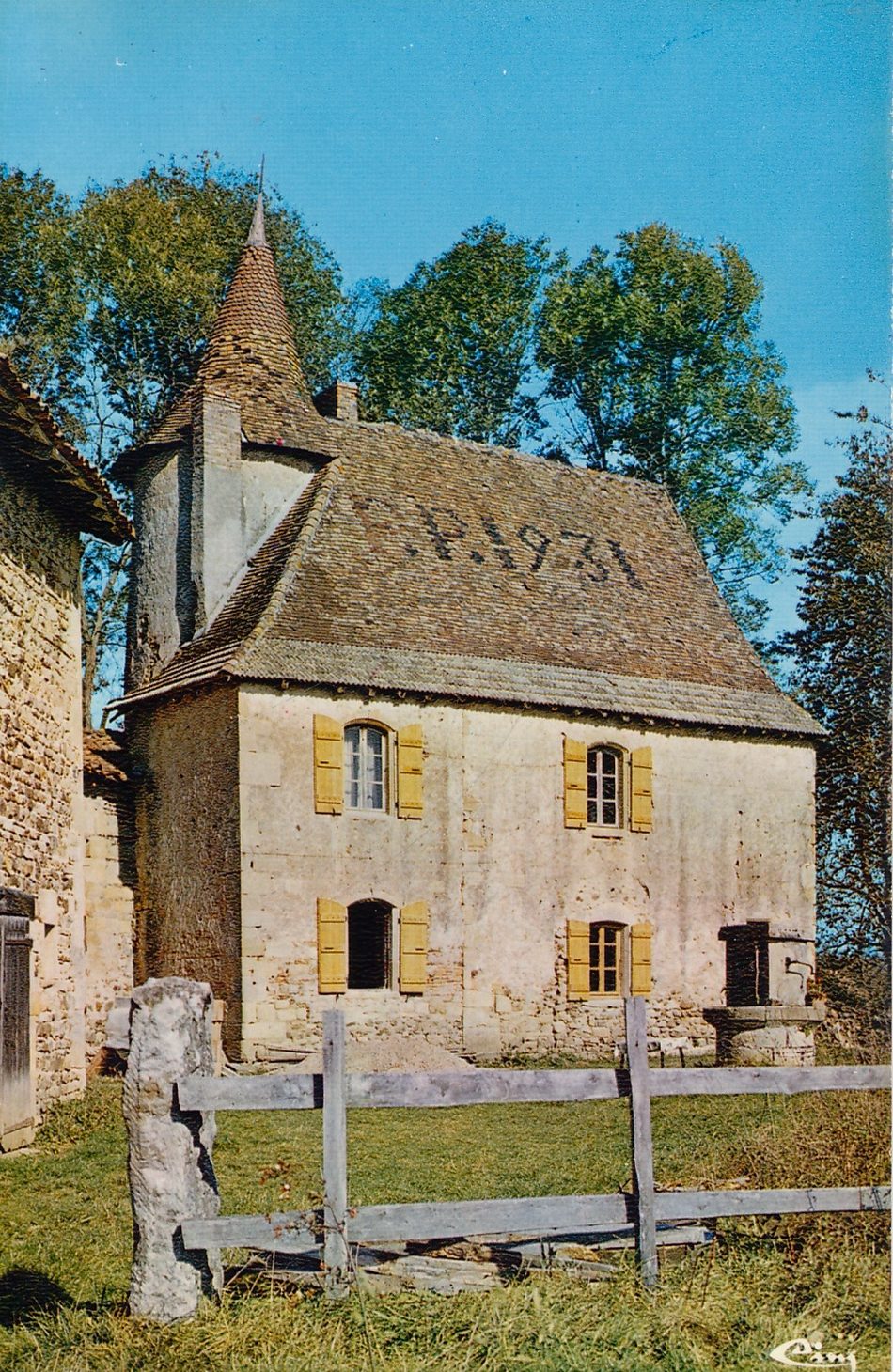 Ligny-en-Brionnais. Ruines de l'abbaye bénédictine de Saint-Rigaud.
