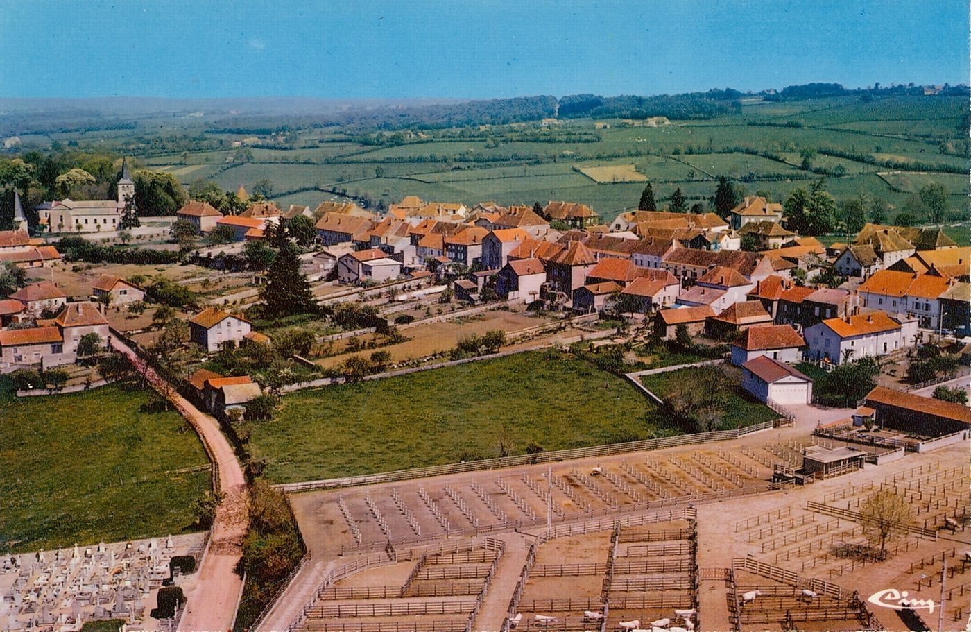 Saint-Christophe-en-Brionnais. Vue aérienne, champ de foire, le plus important marché de bétail du Charollais.