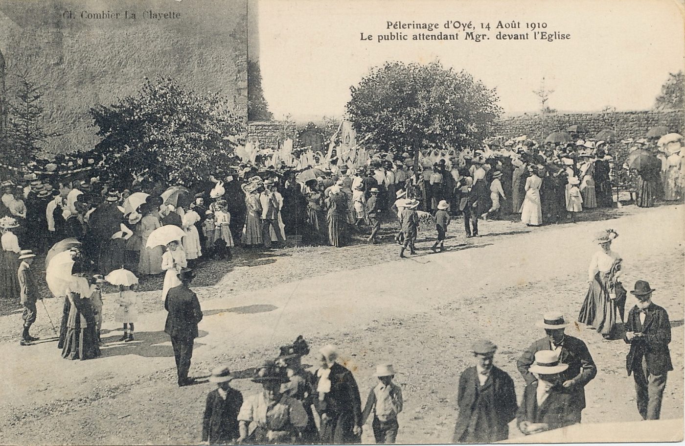 Pèlerinage d'Oyé, 14 août 1910. Le public attendant Mgr devant l'église.
