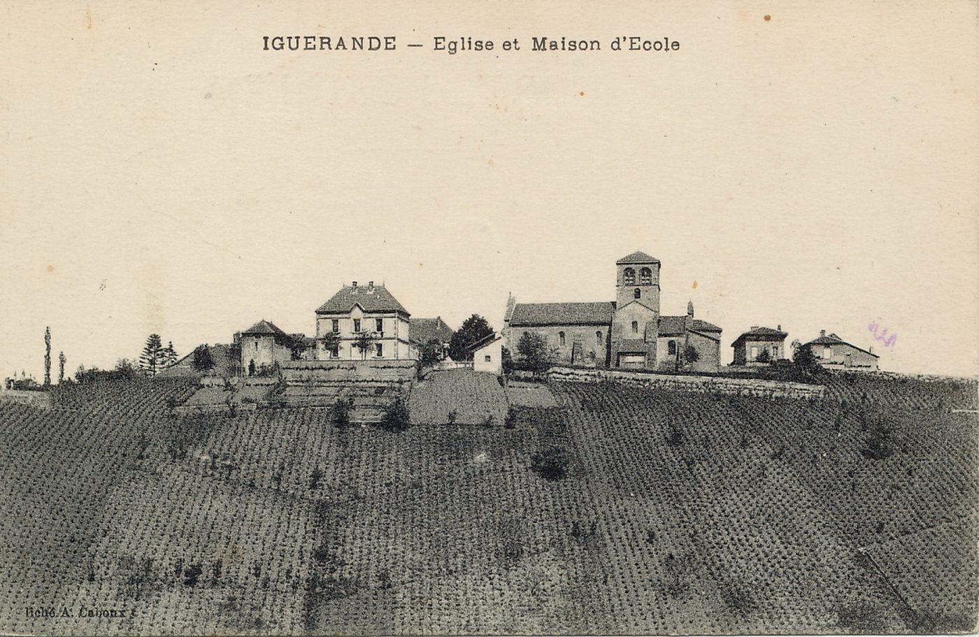 Iguerande. Eglise et maison d'école.