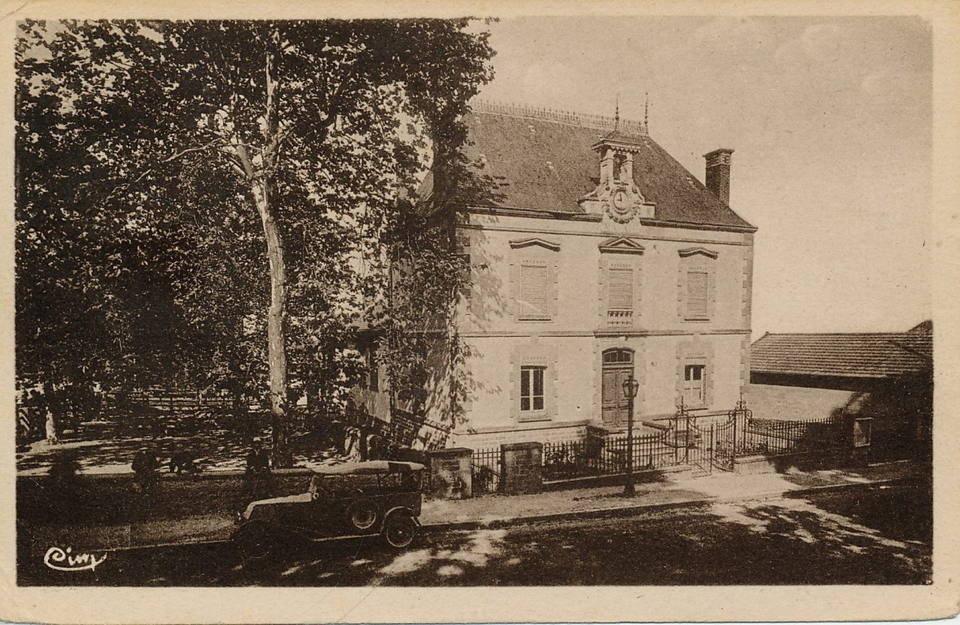 Saint-Christophe-en-Brionnais. La mairie.