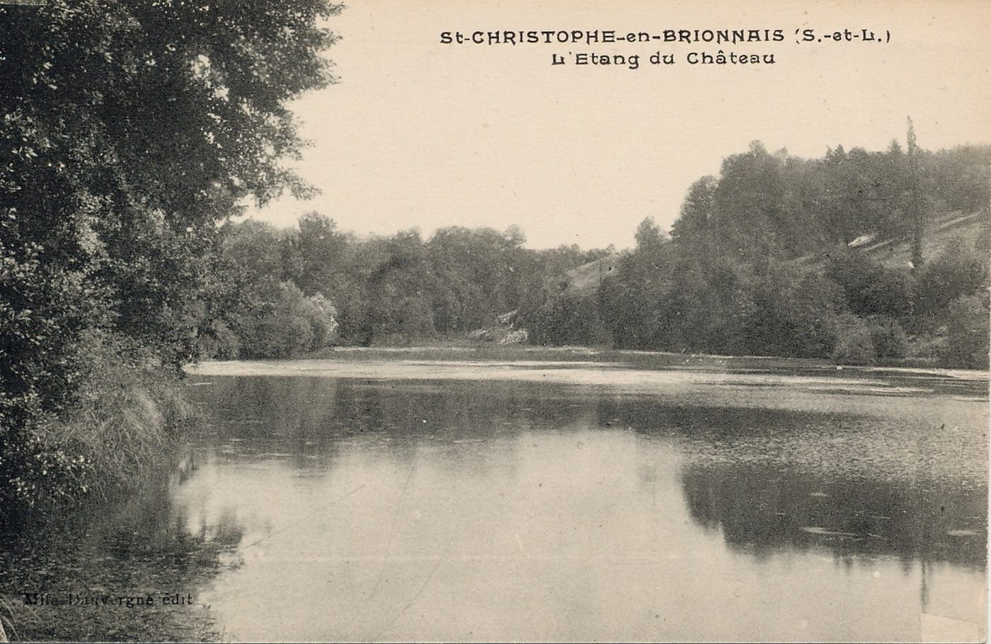 Saint-Christophe-en-Brionnais. L'étang du château.
