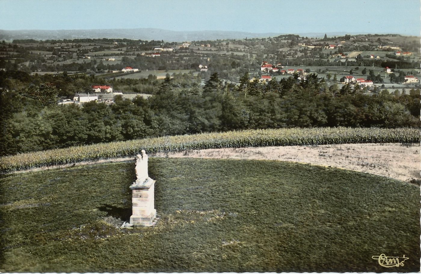 Coublanc. La croix. La madone. Vue aérienne.