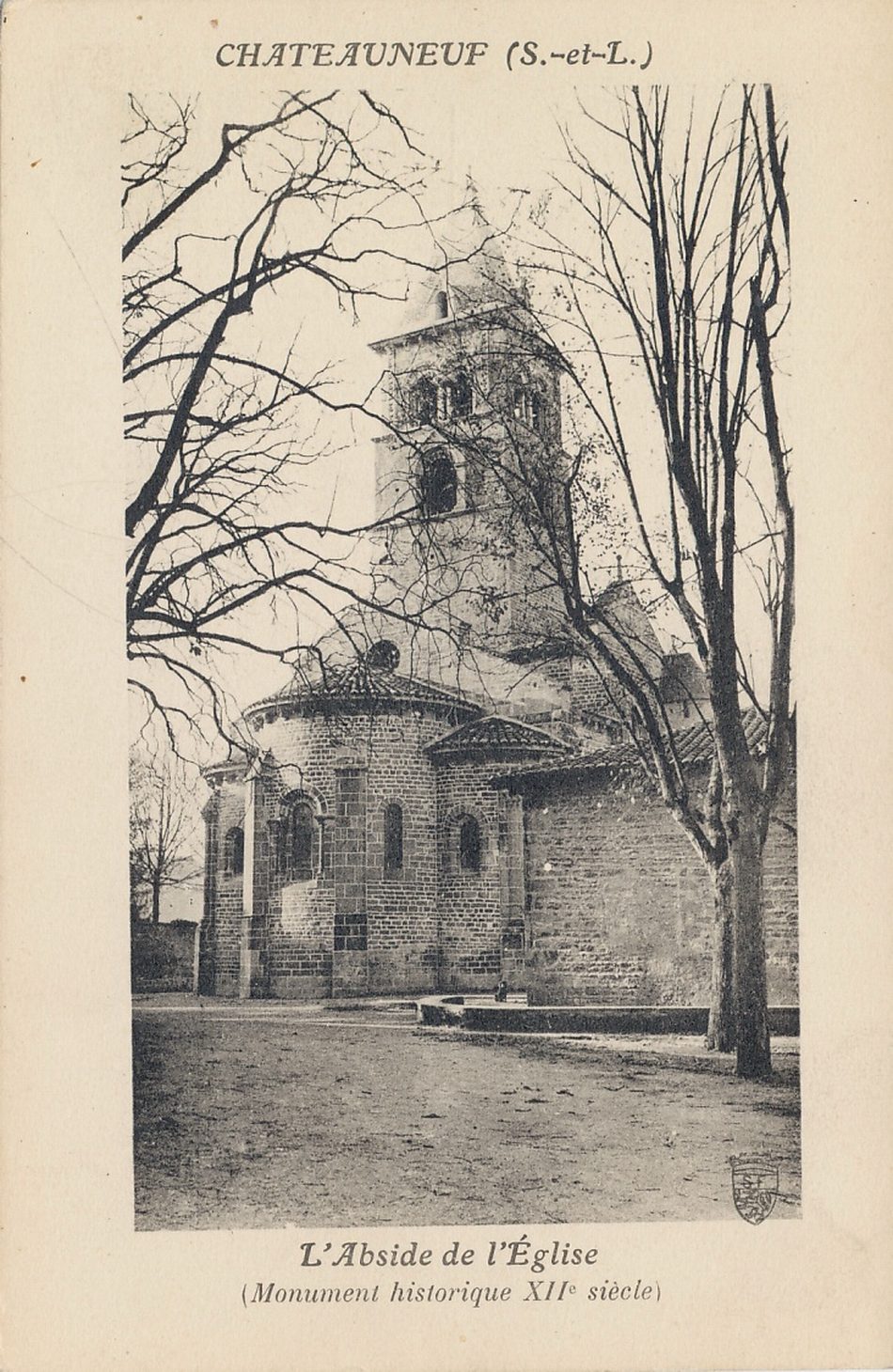 Châteauneuf. L'abside de l'église (monument historique XIIe s.).