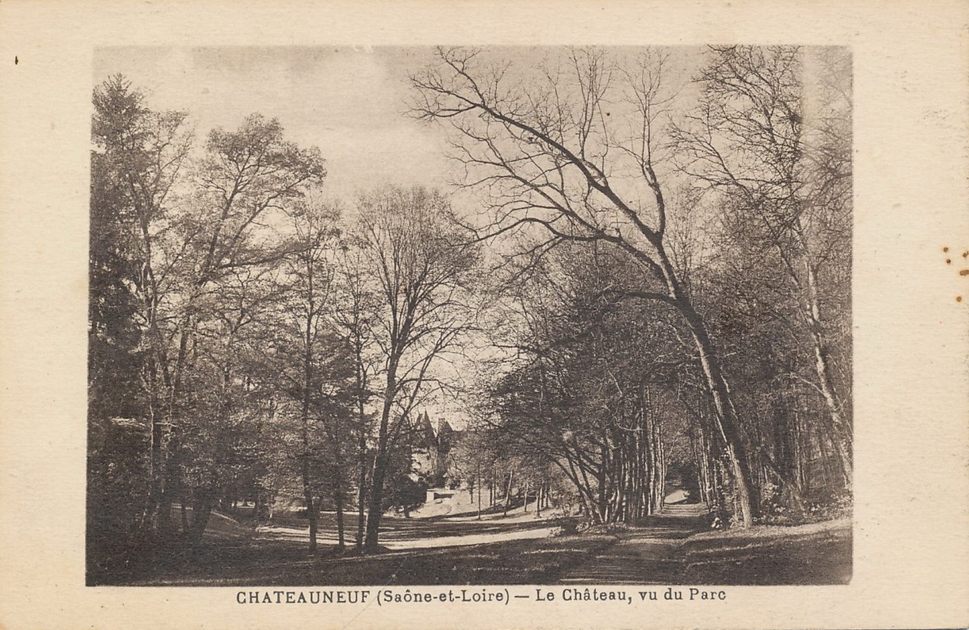 Châteauneuf. Le château vu du parc.