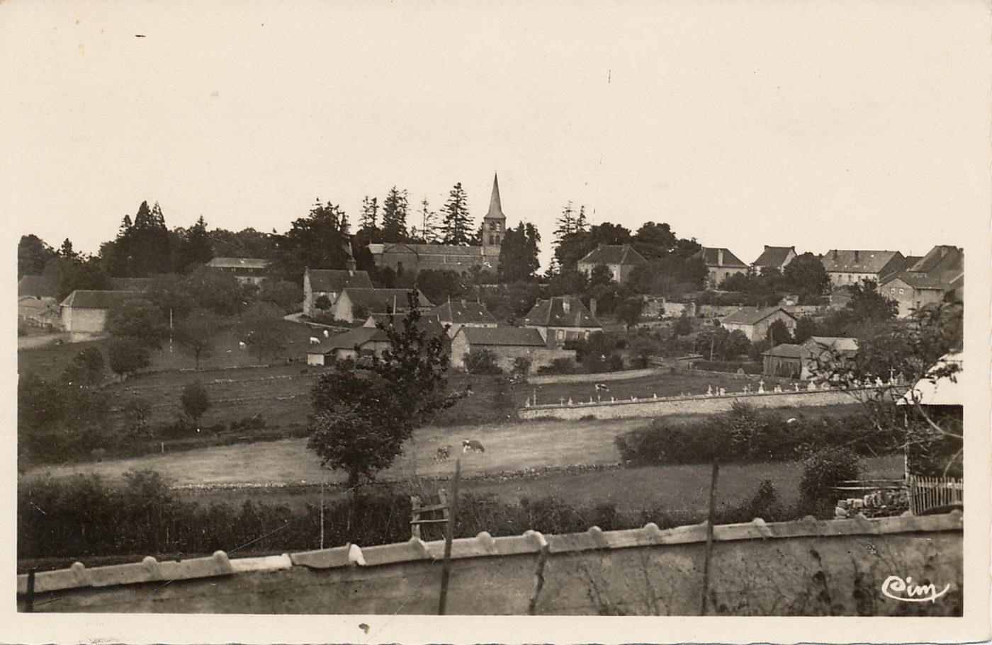 Saint-Christophe-en-Brionnais. Vue ouest du bas du bourg.