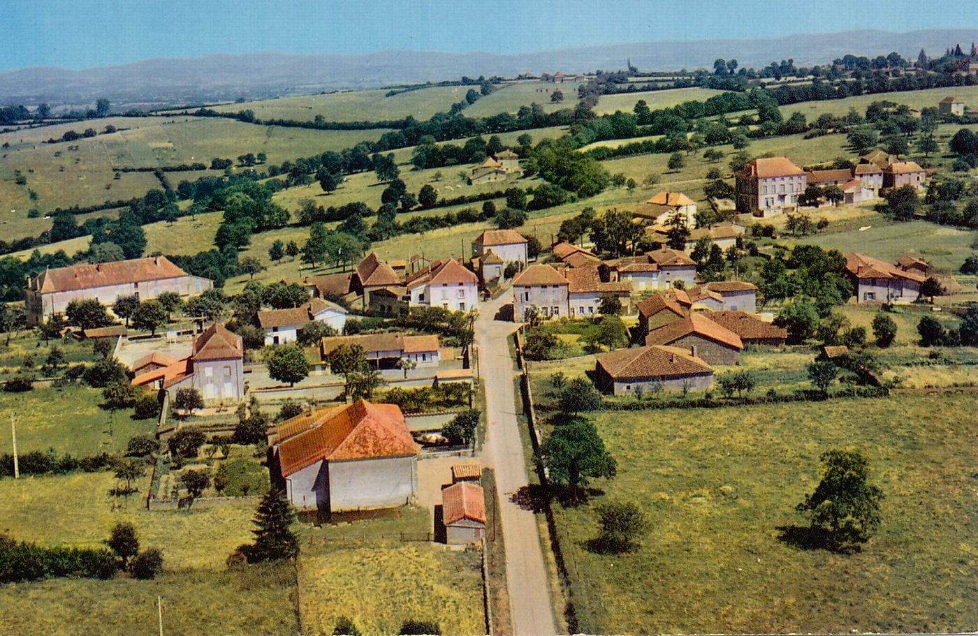 Fleury-la-Montagne. Entrée du bourg. Vue aérienne.