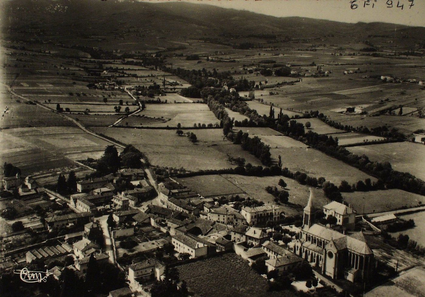 La Chapelle-de-Guinchay. Vue générale aérienne et les monts du Mâconnais et du Beaujolais.
