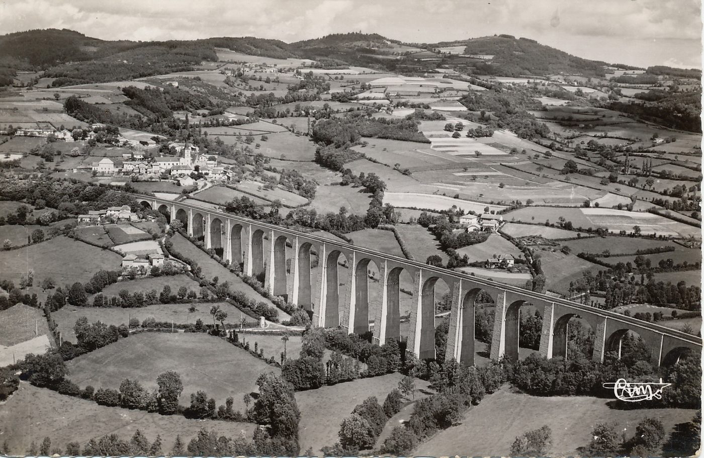 Mussy-sous-Dun. Vue aérienne et le viaduc.