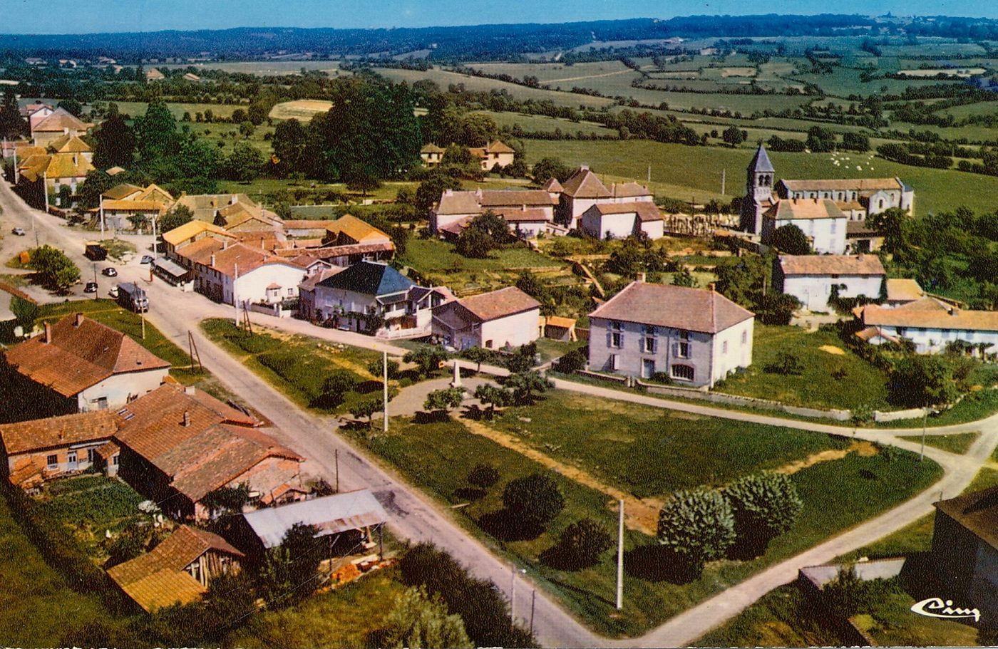Saint-Julien-de-Jonzy. Vue générale aérienne.