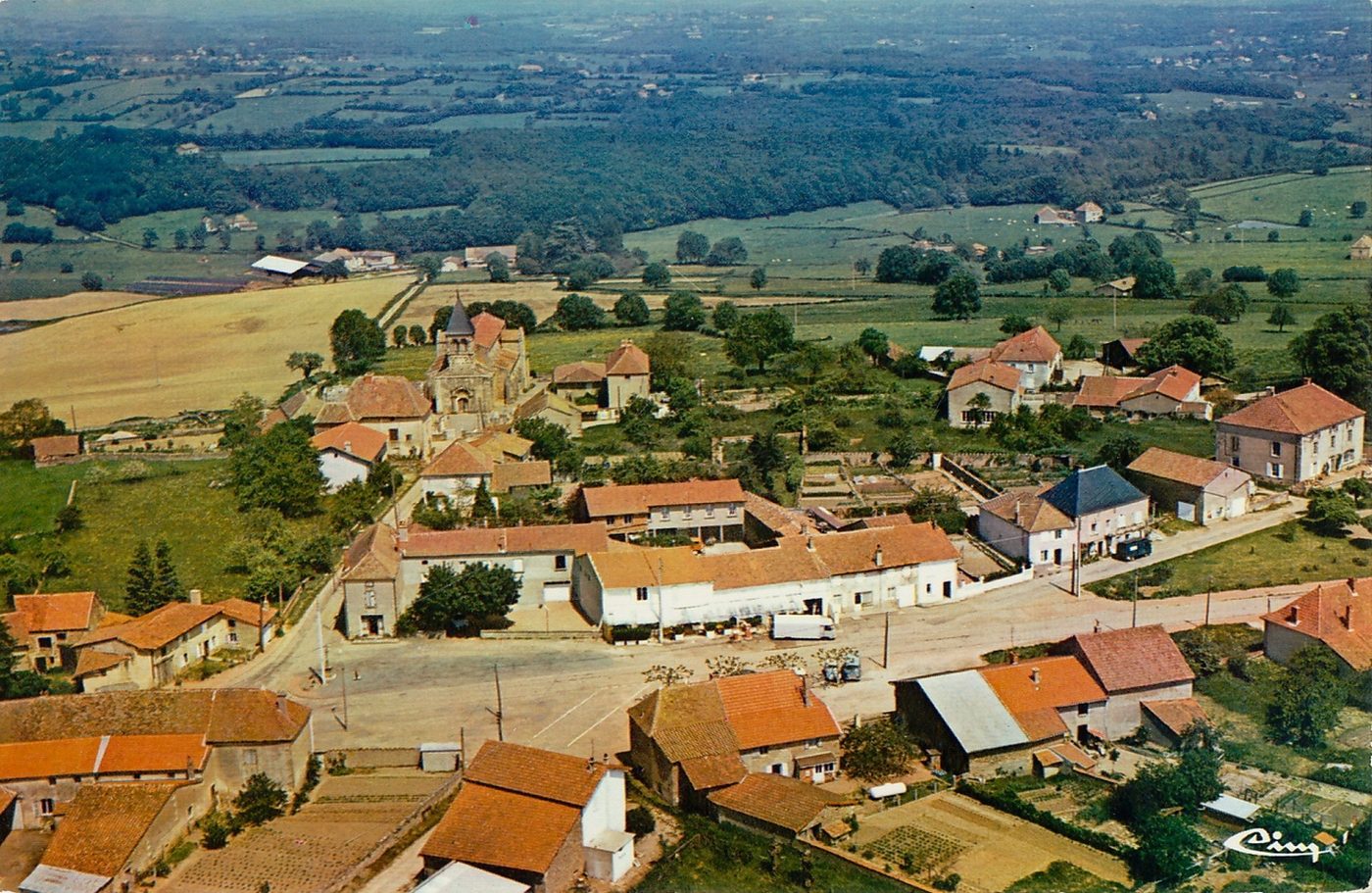 Saint-Julien-de-Jonzy. Vue générale aérienne.