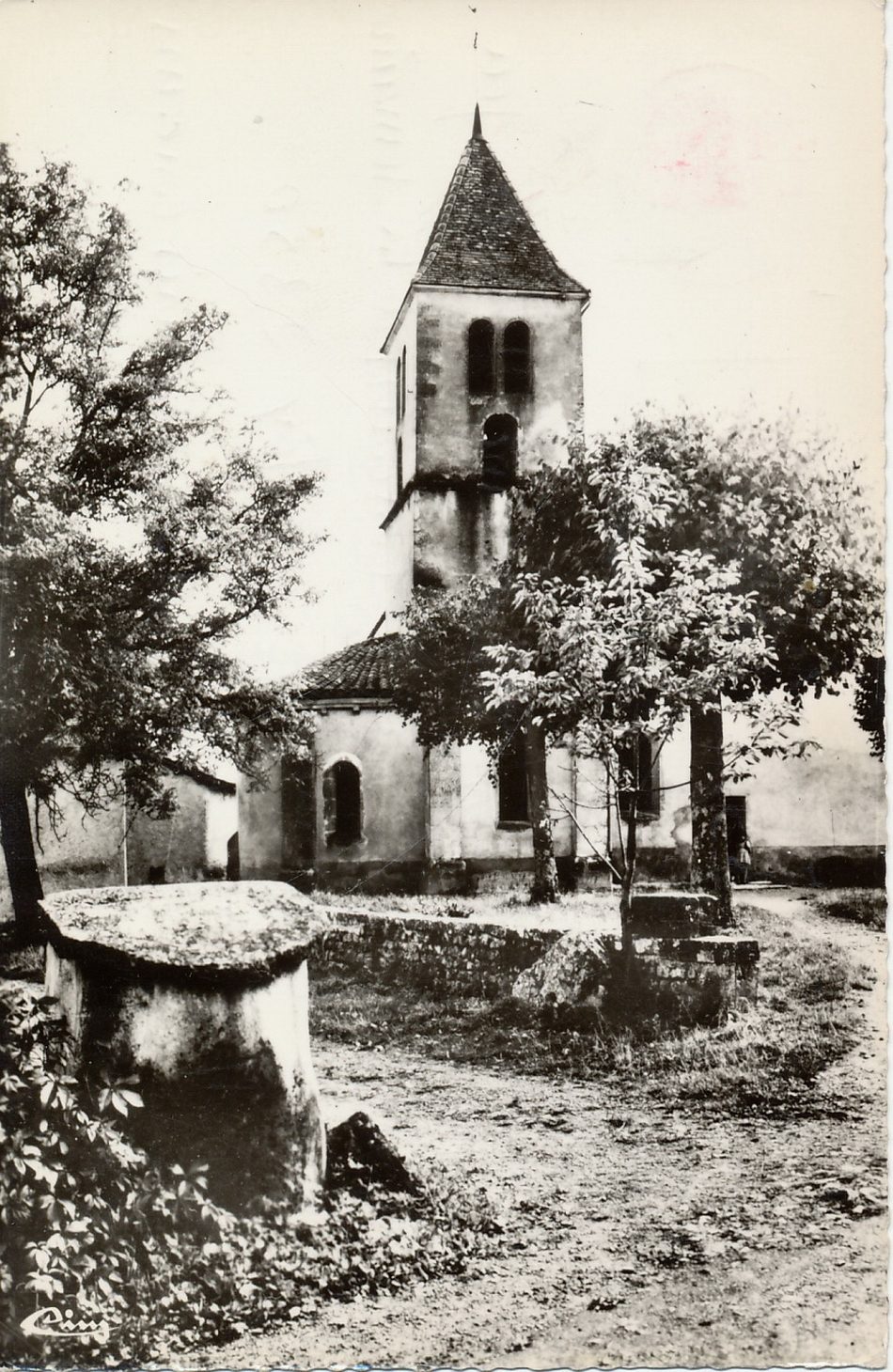 Ligny-en-Charollais. L'église. Clocher du XIIe s.