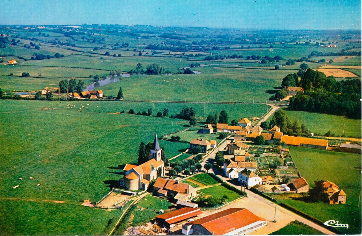 Saint-Didier-en-Brionnais. Vue générale aérienne.