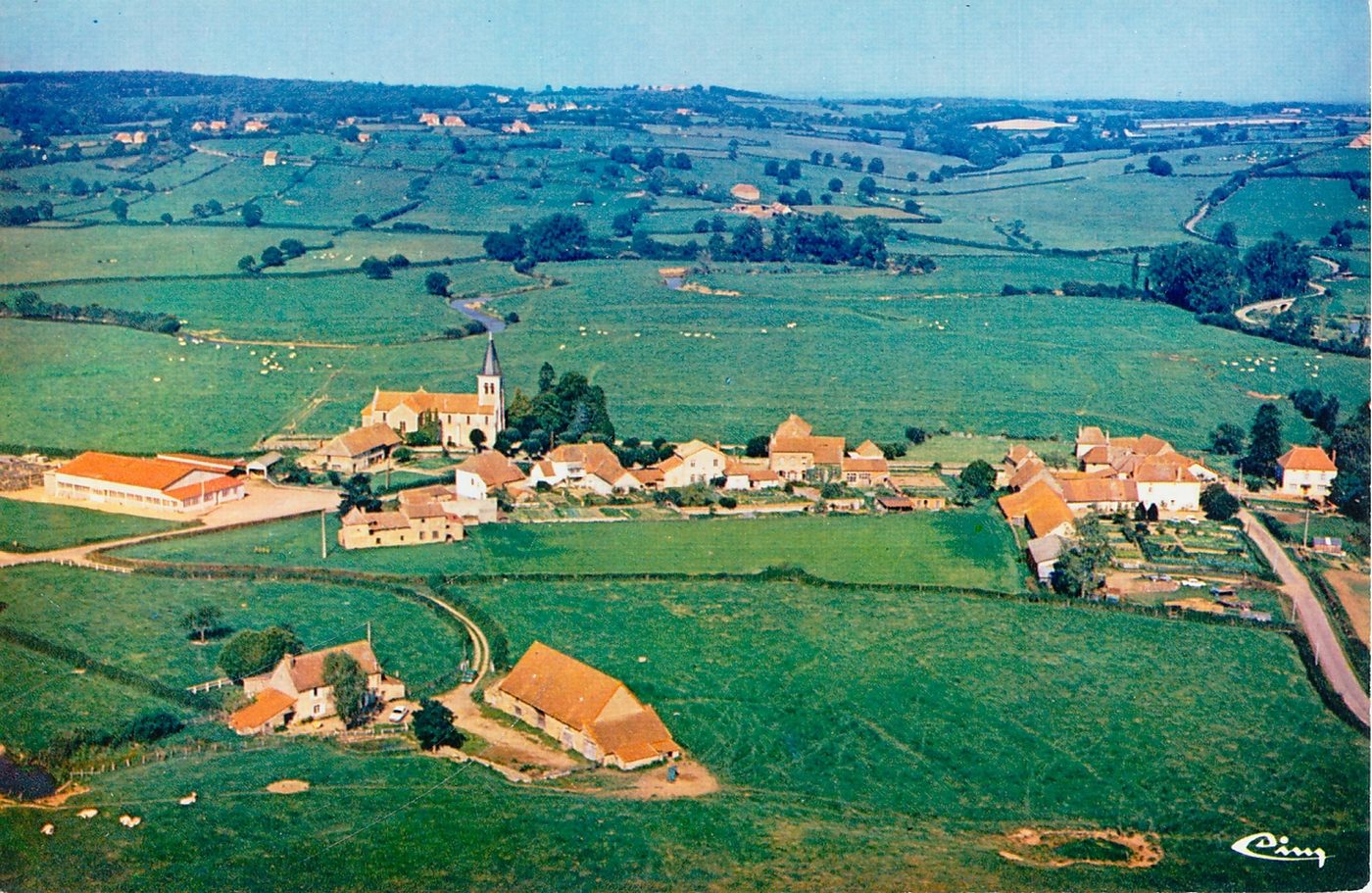 Saint-Didier-en-Brionnais. Vue générale aérienne.