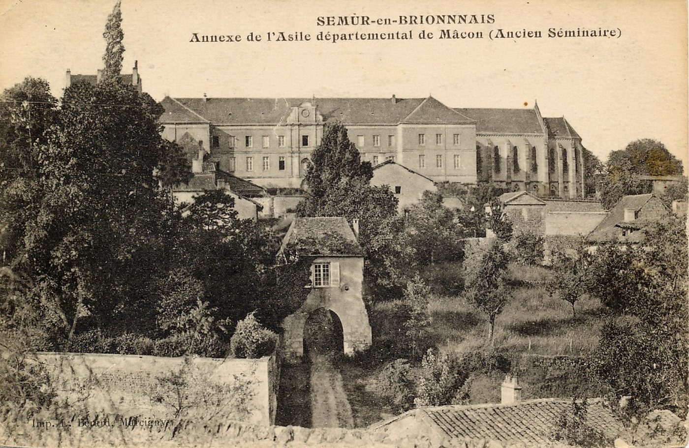 Semur-en-Brionnais. Annexe de l'asile départemental de Mâcon (ancien séminaire).