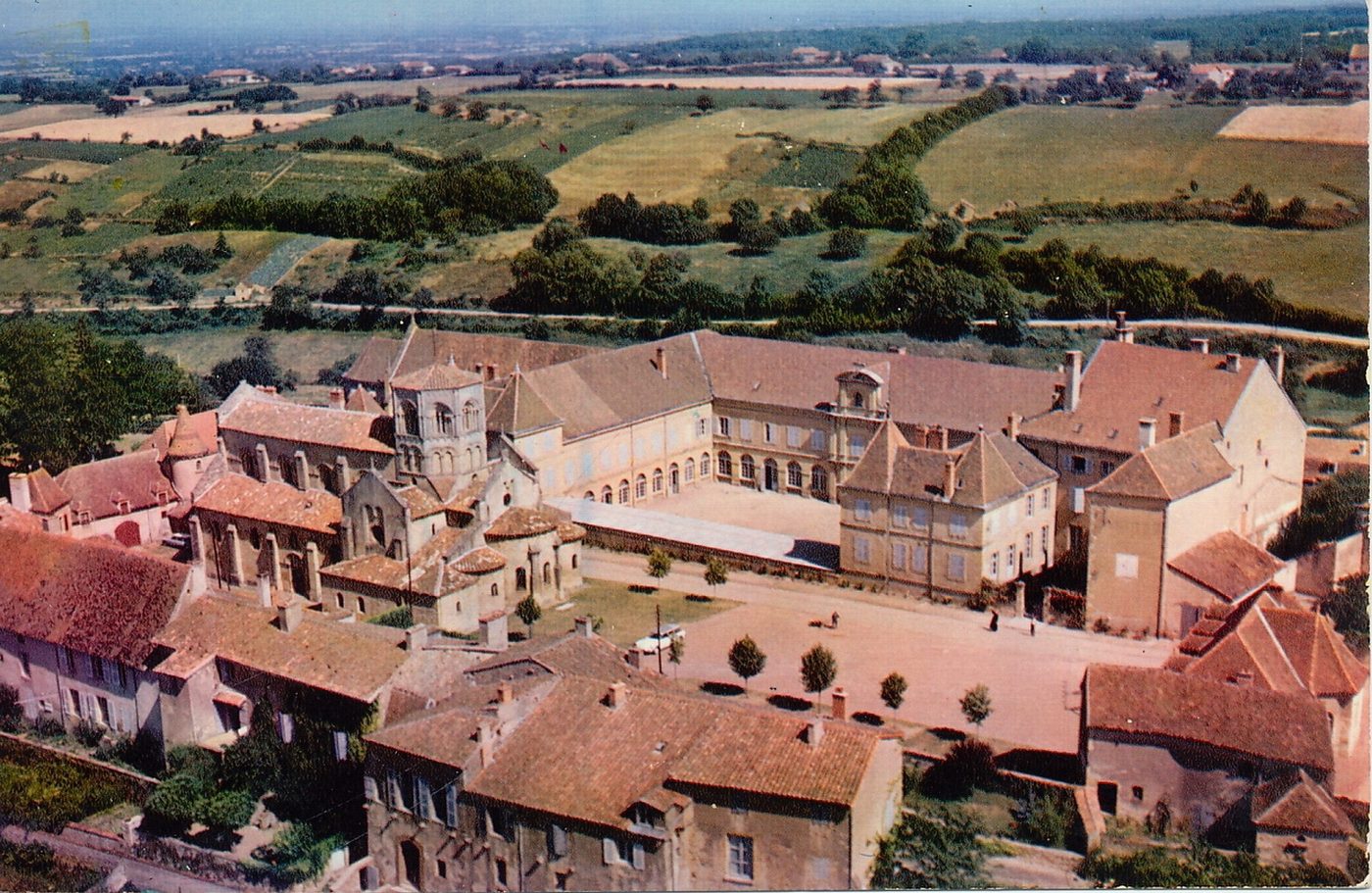 Semur-en-Brionnais. Vue aérienne sur l'église et le séminaire.