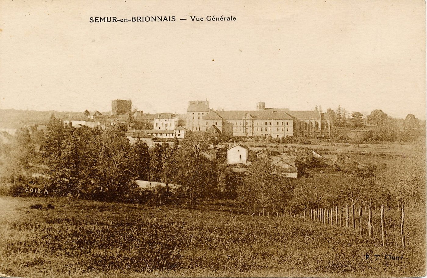 Semur-en-Brionnais. Vue générale.