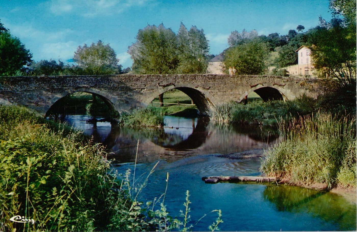Châteauneuf - Saint-Maurice-lès-Châteauneuf. Le pont romain (XIe s).
