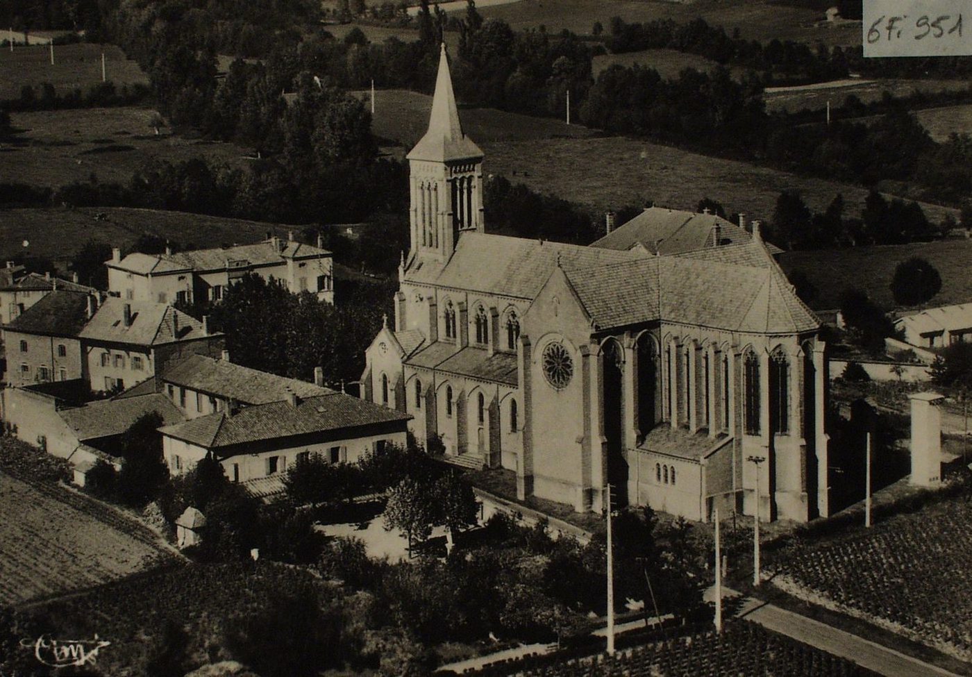 La Chapelle-de-Guinchay. Vue aérienne. L'église.