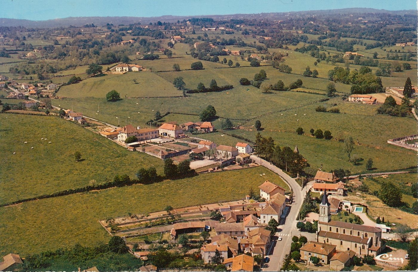 Saint-Maurice-lès-Châteauneuf. Vue générale aérienne.
