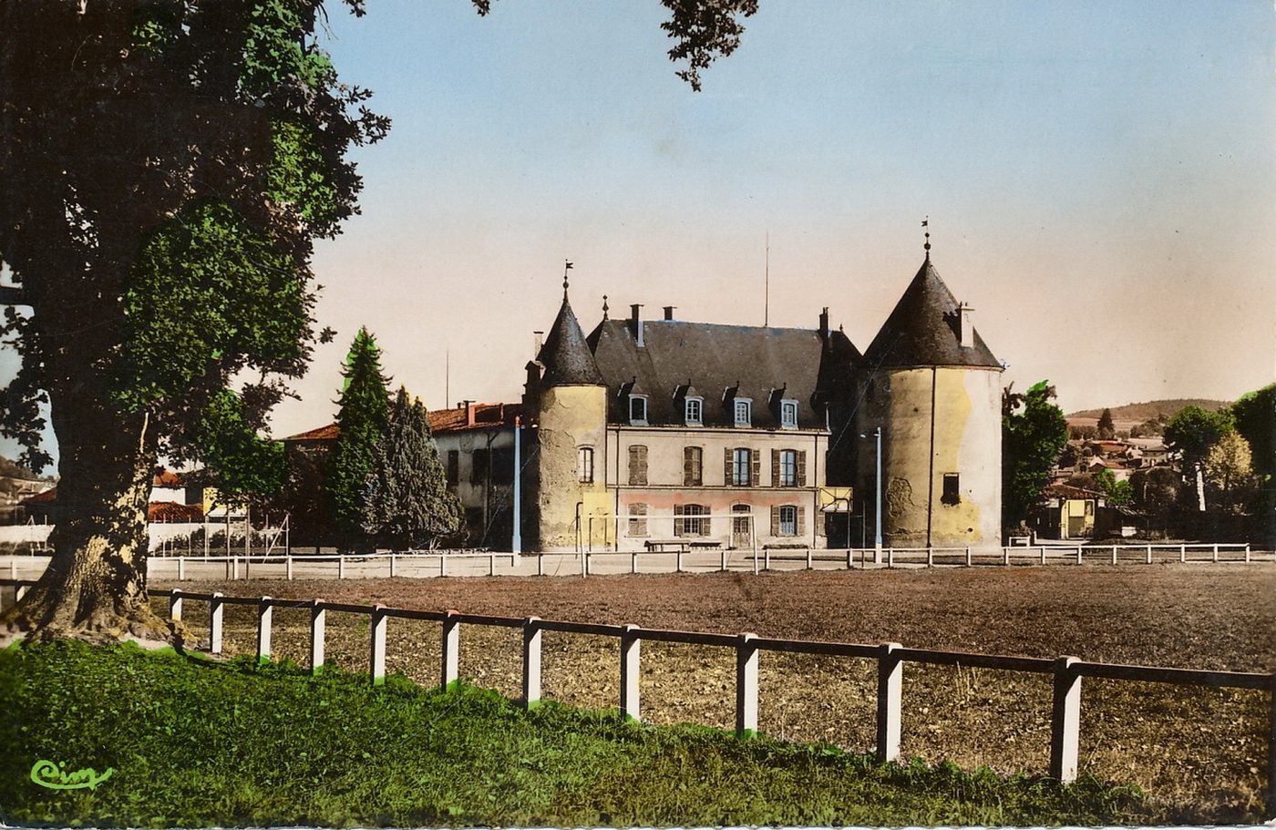 Chauffailles. Le château et le stade.