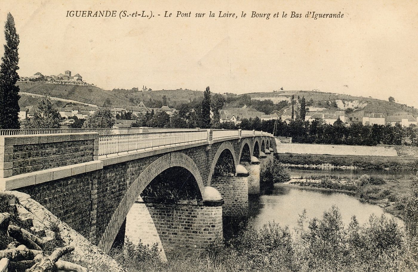 Iguerande. Le pont sur la Loire, le bourg et le bas d'Iguerande.