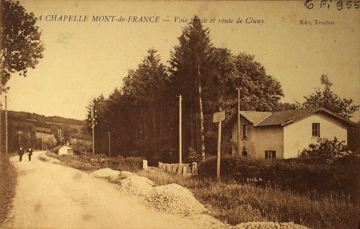La Chapelle-du-Mont-de-France. Voie ferrée et route de Cluny.
