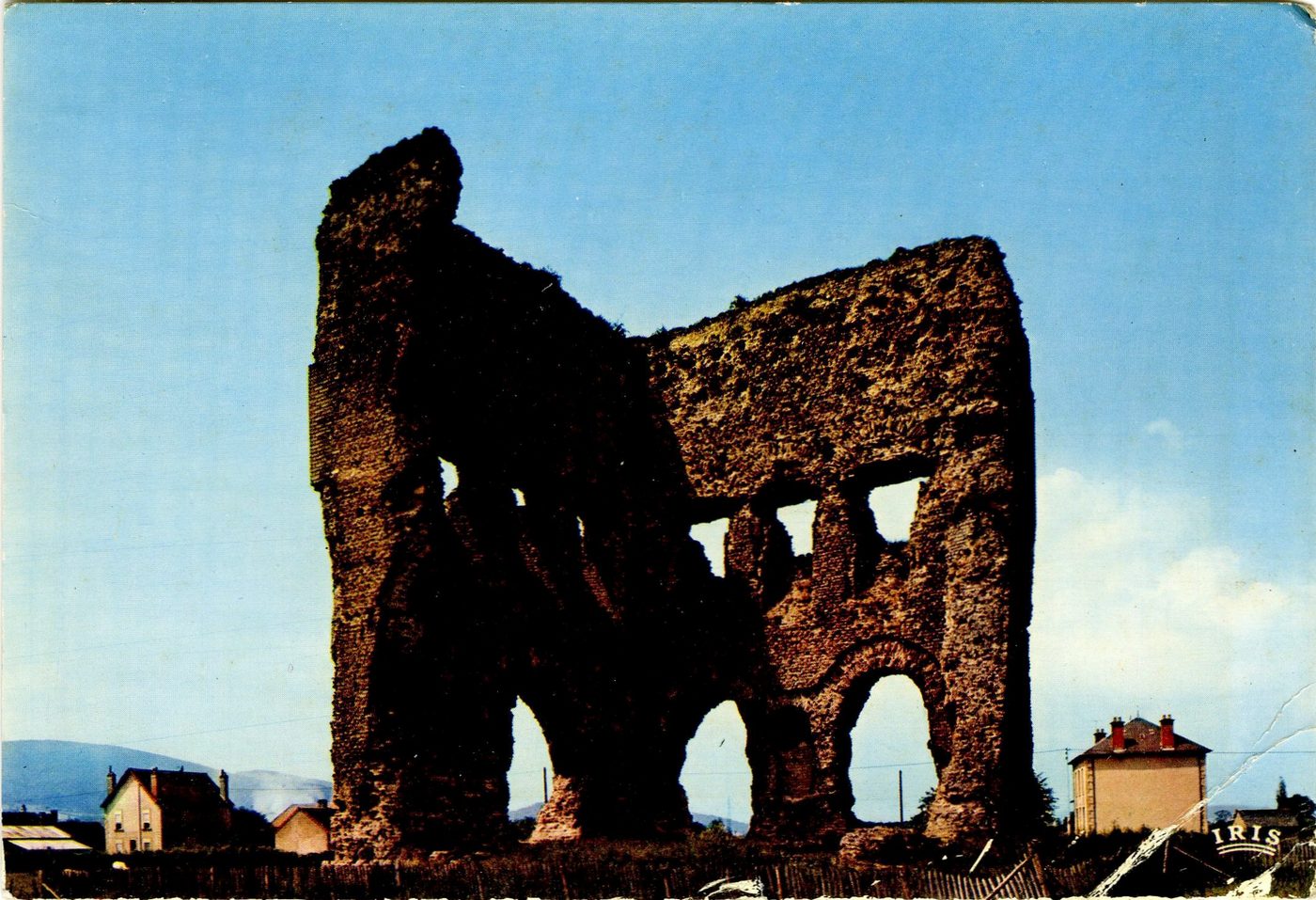 Autun. Temple de Janus. Edifice romain de plan carré hauteur 23 m. Deux côtés subsistent.