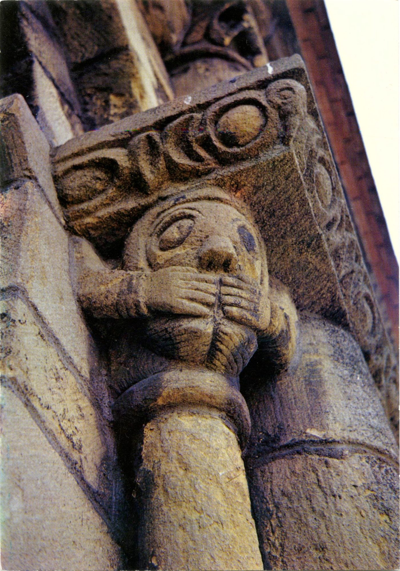 Basilique de Paray-le-Monial. Dans les tours, sculpture.