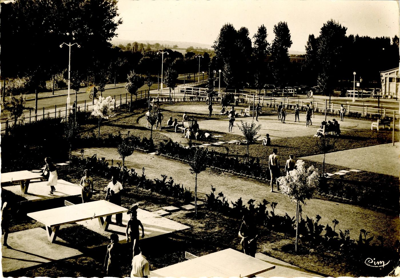 Mâcon. Centre nautique. Le terrain de jeux.