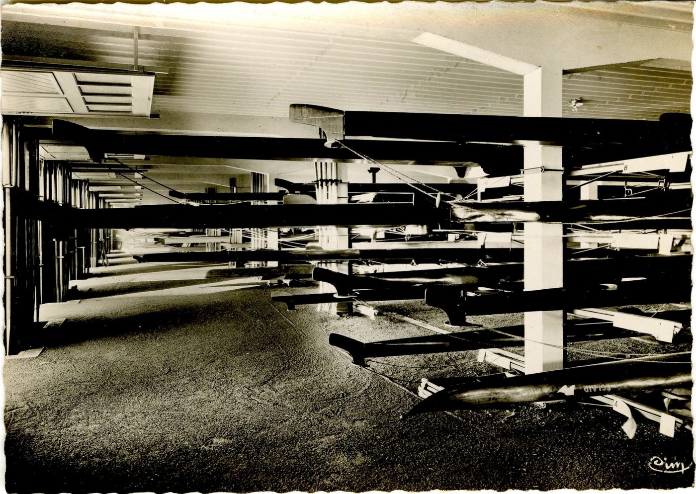 Mâcon.- Centre nautique. Section avirons, le garage à bateaux.