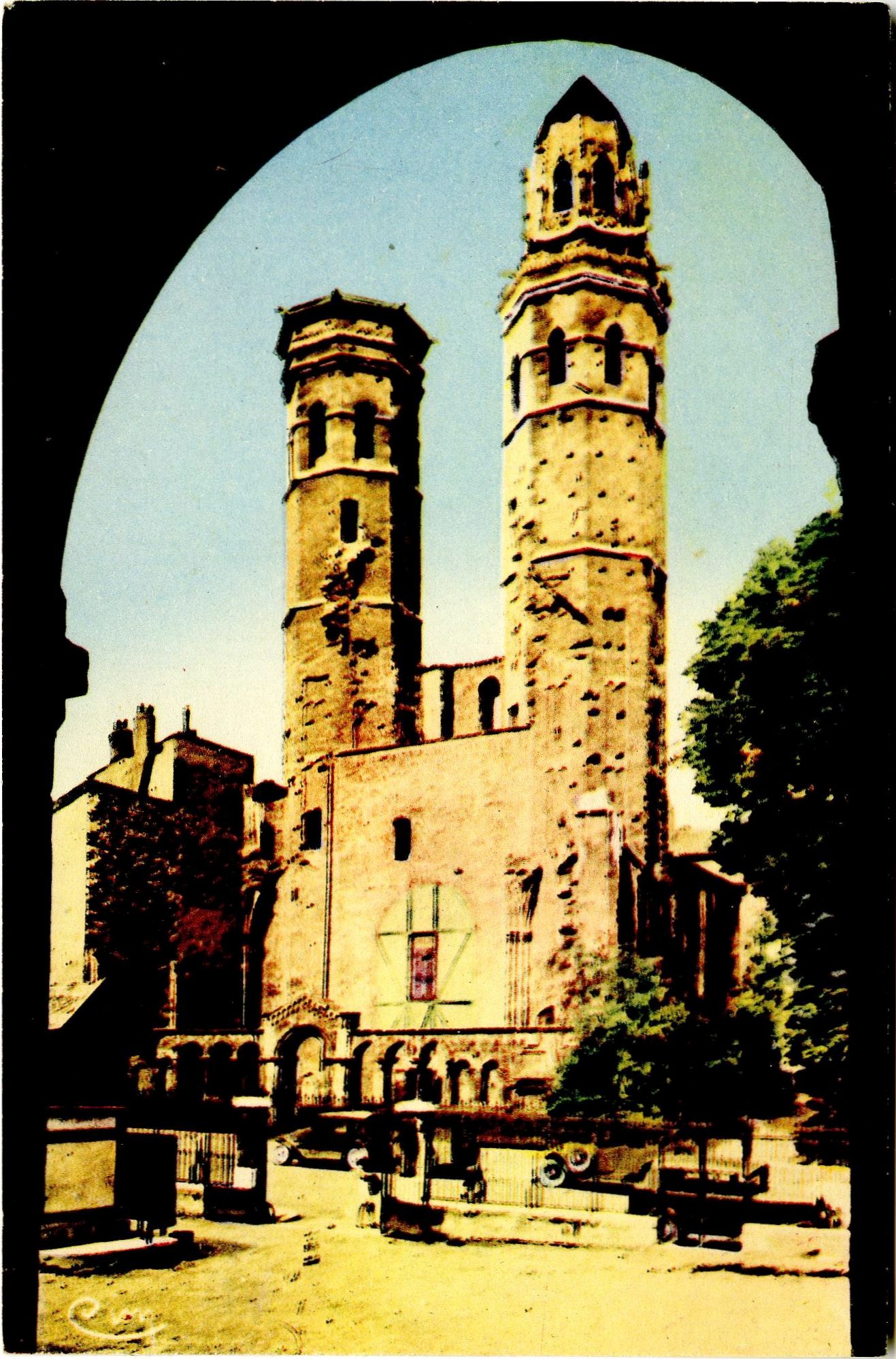 Mâcon.- Le vieux Saint-Vincent. Les restes, le porche et les deux tours (XIIe et XIV e s.), classé comme monument historique. Sert actuellement du musée Lapidaire.